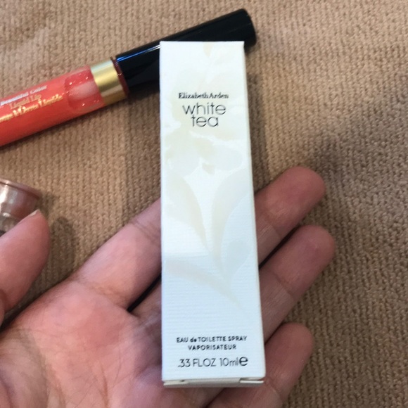 Elizabeth Arden Makeup Bundle - Picture 3 of 4